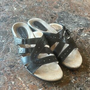 Earth Origins Black Sandals with Adjustable Straps